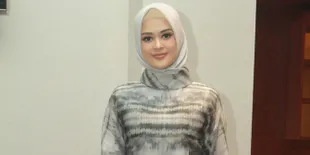 Jelang Ramadan, Cut Meyriska Persembahkan Busana Muslim yang Simpel &#38; Elegan