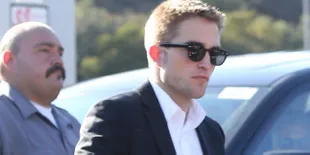 [Foto] Tampil Dengan Jenggot Tebal, Robert Pattinson Makin Dewasa!