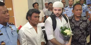 Jemput Ridho Rhoma Bebas Dari Penjara, Rhoma Irama Menangis Tak Bisa Tahan Haru
