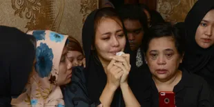 Jenazah Herman Seventeen Tiba di Rumah Duka, Tradisi Keluarga Dijalankan