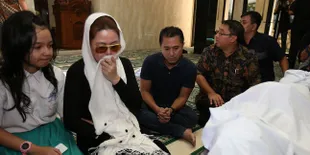 Jenazah Idris Sardi Diberangkatkan ke Peristirahatan Terakhir