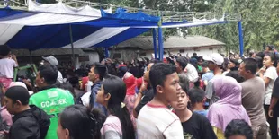 Jenazah Jupe Belum Tiba, Ratusan Orang Sudah Menunggu di Makam