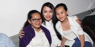 Jenguk Ibu, Anak Angelina Sondakh Bawakan Parfum