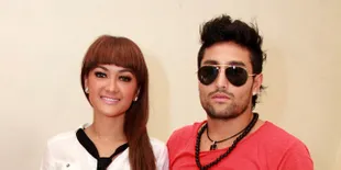 Jenguk Jupe, Gaston Bawakan Bantal dan Selimut