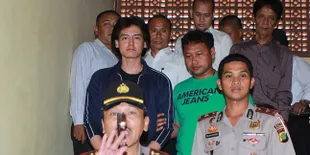 Jenguk Roger Danuarta, Fanny Fabriana Bawakan Ayam Goreng