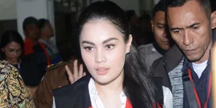 Jennifer Dunn Santai Kenakan Headset Jelang Sidang Putusan Kasus Narkotika