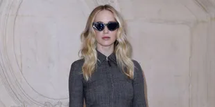 Jennifer Lawrence Pamerkan Cincin Tunangannya di Paris Fashion Week