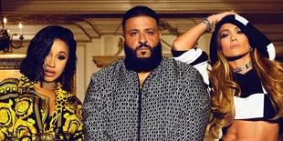 Jennifer Lopez &#38; Cardi B Tampil Hot dan Pamer Kemewahan di Video Klip 'Dinero'