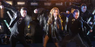 JLo Bawa 4 Kontainer Perlengkapan Konser