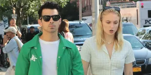 Joe Jonas Unggah Foto Perdana Sophie Turner Usai Melahirkan Anak Pertama