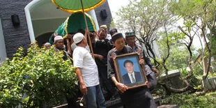 Jojon Dimakamkan Satu Deret Dengan Ayah Ibunya