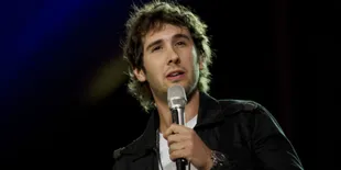 Josh Groban Berhasil Bangun Panggung Hanya dengan Rp 300 Ribu?