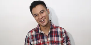'Jualan' Mie, Baim Wong Diajak Foto Bareng Pelanggan