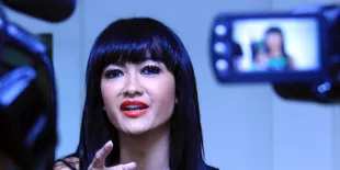 Julia Perez Beberkan Percintaan Papa Mamanya