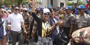 Julia Perez Disambut Histeris Warga Semarang Saat Pawai Artis FFI