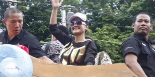 Jupe Sumringah Ikut Pawai FFI 2013 di Semarang