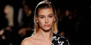 Justin Bieber &#38; Hailey Baldwin Tertangkap Ciuman - Joget Bareng di Depan Hotel