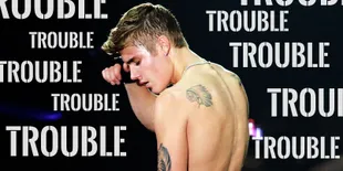 Justin Bieber di Argentina, Keracunan Hingga Injak Bendera!