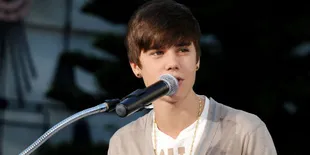 Justin Bieber Pajang Uangnya di Dengkul