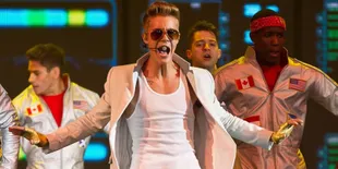 Justin Bieber Pingsan Saat Konser di London