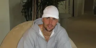 Justin Bieber Terciduk Nge-like Komentar di Postingan Trend 2016 yang Menampilkan Kiss Photo dengan Selena