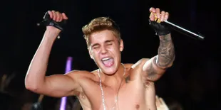 Justin Bieber Tiduri Model, Bagaimana Reaksi Ibunya?
