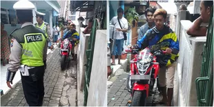 Kabur Karena Tak Pakai Helm, Pemuda Ini Ditilang di Gang Sempit