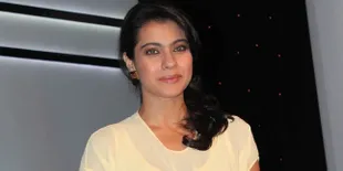 Kacamata Lebar dan Rok Ketat, Kajol Modis Secantik Wanita Karir