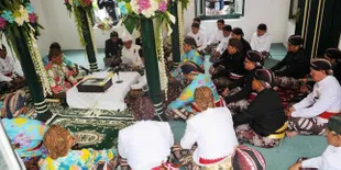 Kado Pernikahan Puteri Sultan Diperiksa Dengan Metal Detector