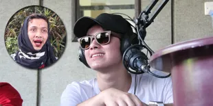 Kadoor Bersandar Manja di Pundak Aliando Syarief &#38; Dapat 'Ciuman'