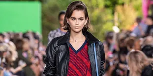 Kaia Gerber Nekat Braless & Pakai Baju Transparan di Atas Runway