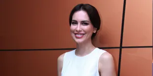 Kala Sophia Latjuba Berpose di Depan Kamera, Cantik &#38; Anggun!