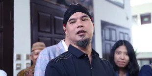 Kaos Ahmad Dhani Saat Jalani Sidang di Surabaya Sukses Curi Perhatian