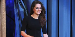 Kaos Kaki dan Sandal Ini Bikin Kristen Stewart Tampak Aneh