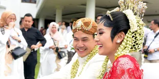Karangan Bunga dari Presiden Jokowi Ramaikan Pernikahan Ardina Rasti