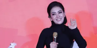 Karantina Diri, Syahrini Unggah Foto-Foto Cuma Pakai Handuk di Atas Kasur Hingga di Kamar Mandi Mewah Rumahnya