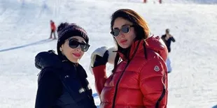 Kareena Kapoor Pamer Babybump, Centil Di-Makeup Bareng Karisma Kapoor