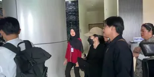 Karina Ranau Tutupi Wajah Pakai Masker dan Kacamata Hitam Saat Besuk Epy Kusnandar