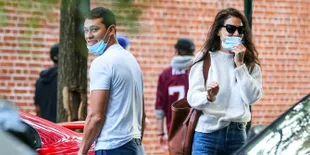 Katie Holmes dan Pacar Barunya Kembali Tertangkap Ciuman di Depan Umum