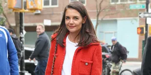 Katie Holmes Tertangkap Ciuman di Depan Umum dengan Pacar Barunya yang 8 Tahun Lebih Muda