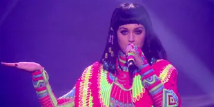 Katy Patra Muncul Pada Brit Awards 2014, Cantik!