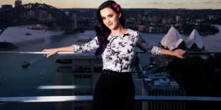Katy Perry Beli 5 Mobil Mewah Untuk Assistantnya!