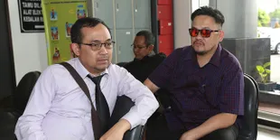 Ke Mana-Mana Naik Taksi, Pihak Farhat Abbas Bantah Jatuh Miskin
