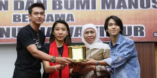 Ke Surabaya, Iqbaal Ramadhan Bertemu Khofifah Hingga Keliling Tugu Pahlawan
