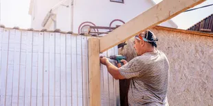 Keanehan Phil, Pekerja Konstruksi yang Gemar Berperilaku Ala Bayi