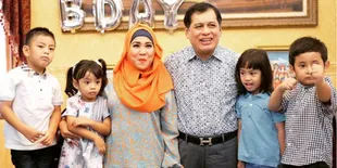 Kebersamaan Nurdin Halid Bareng Cucu, Kompak Bareng Eyang