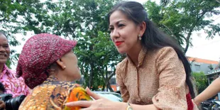 Kedatangan Venna Melinda dan Inggrid Kansil Hibur Korban Banjir
