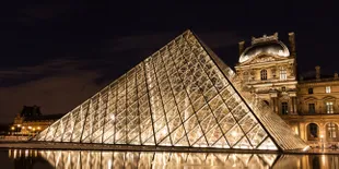 Keindahan Piramida Louvre yang Membuatmu Terpukau