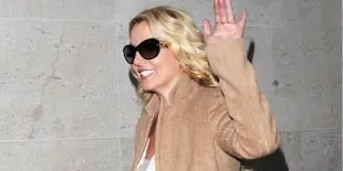 Kejutkan Fans, Britney Spears Menyamar Jadi Pelayan Restoran