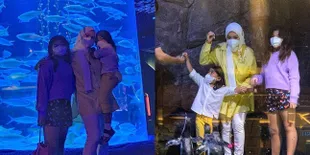 Keluarga Meisya Siregar Tetap Pakai Masker Saat Liburan ke Jakarta Aquarium